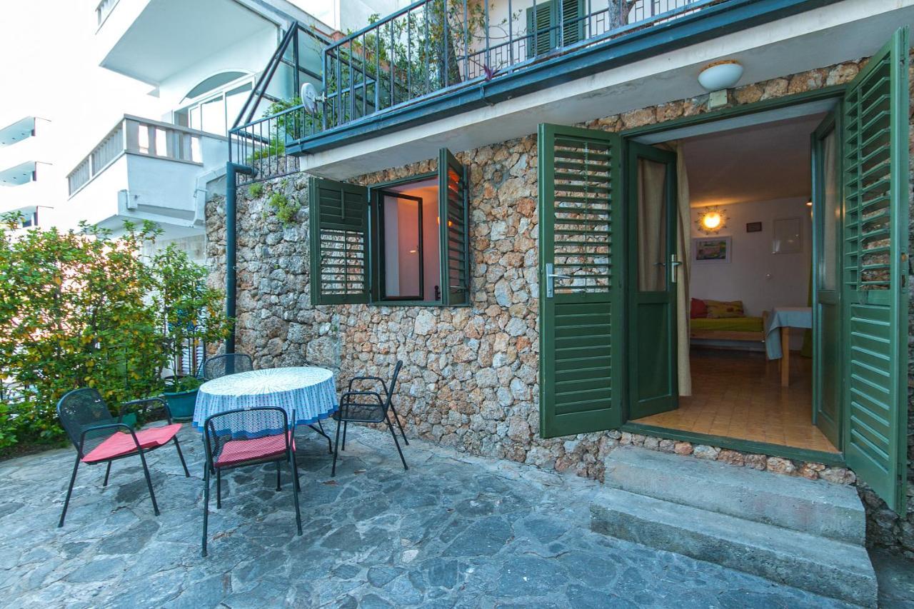 Apartments By The Sea Brela, Makarska - 16950 외부 사진