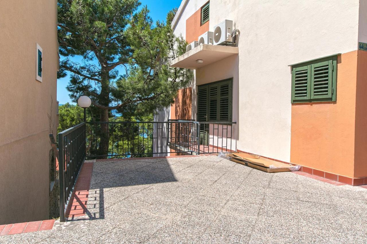 Apartments By The Sea Brela, Makarska - 16950 외부 사진